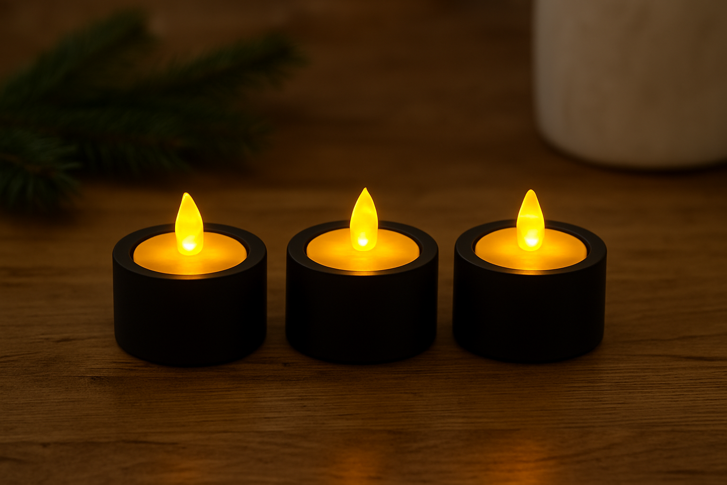 Schwarze Teelichthalter mit LED-Teelichtern auf Holztisch